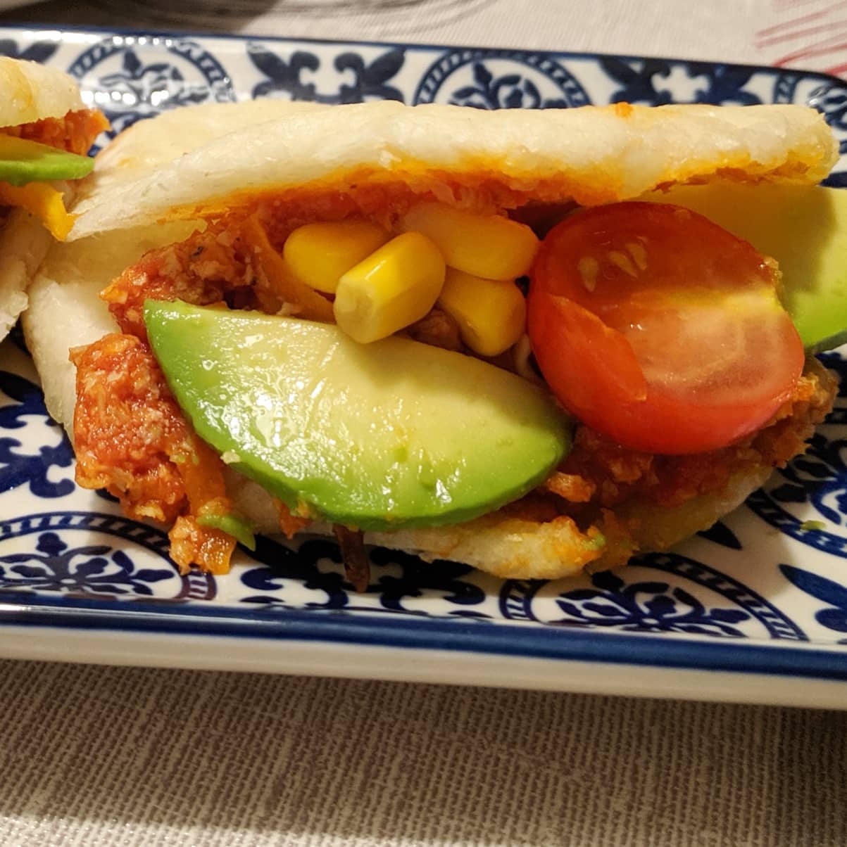 Arepas de yuca con relleno de soja texturizada picada en tomate