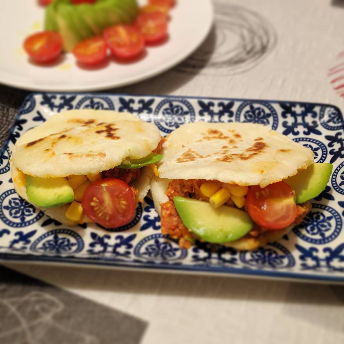 Arepas de yuca con relleno de soja texturizada picada en tomate