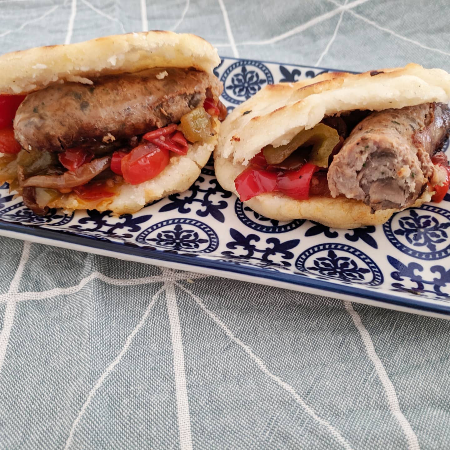 Arepas fusion rellenas de samfaina y botifarra de bolets