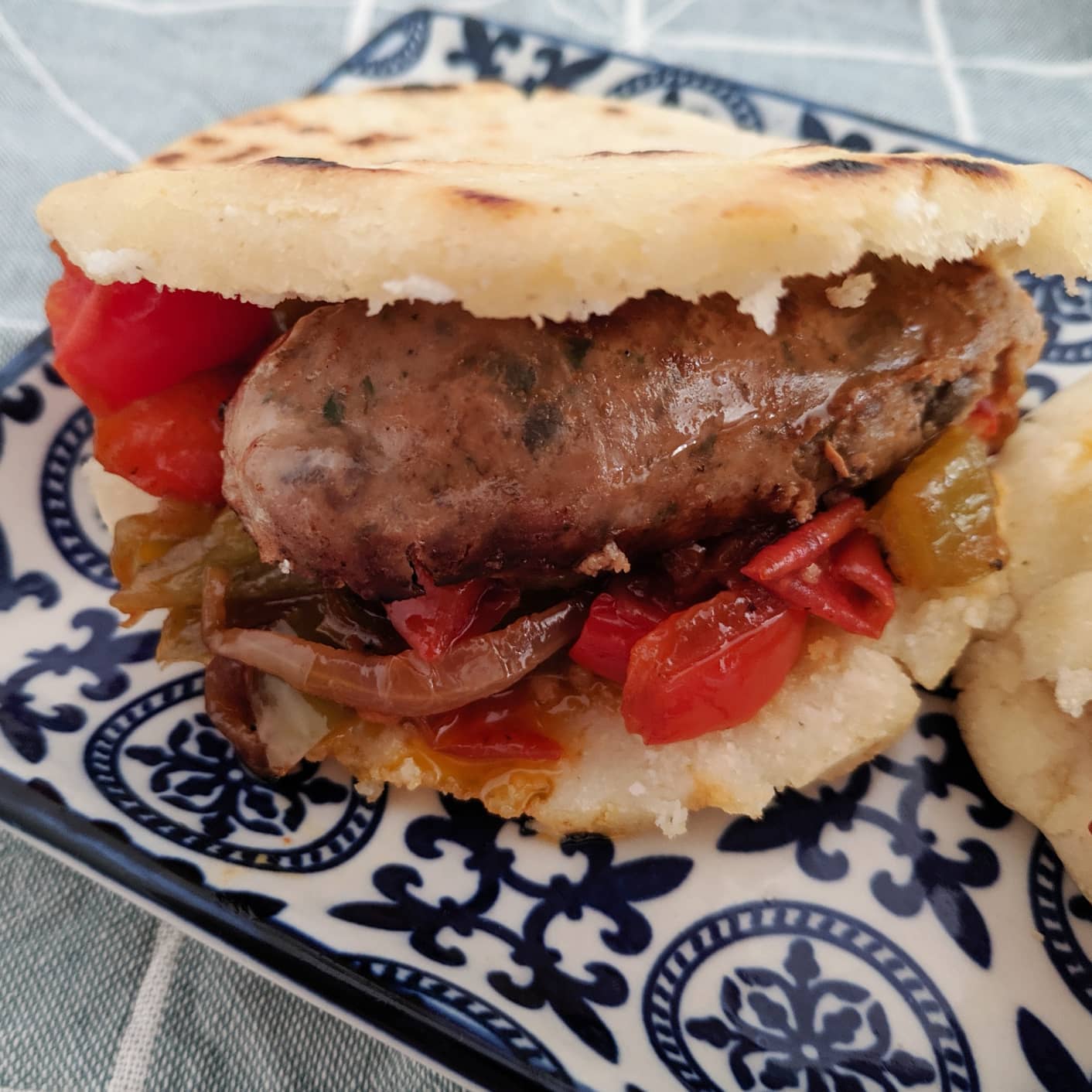 Arepas fusion rellenas de samfaina y botifarra de bolets