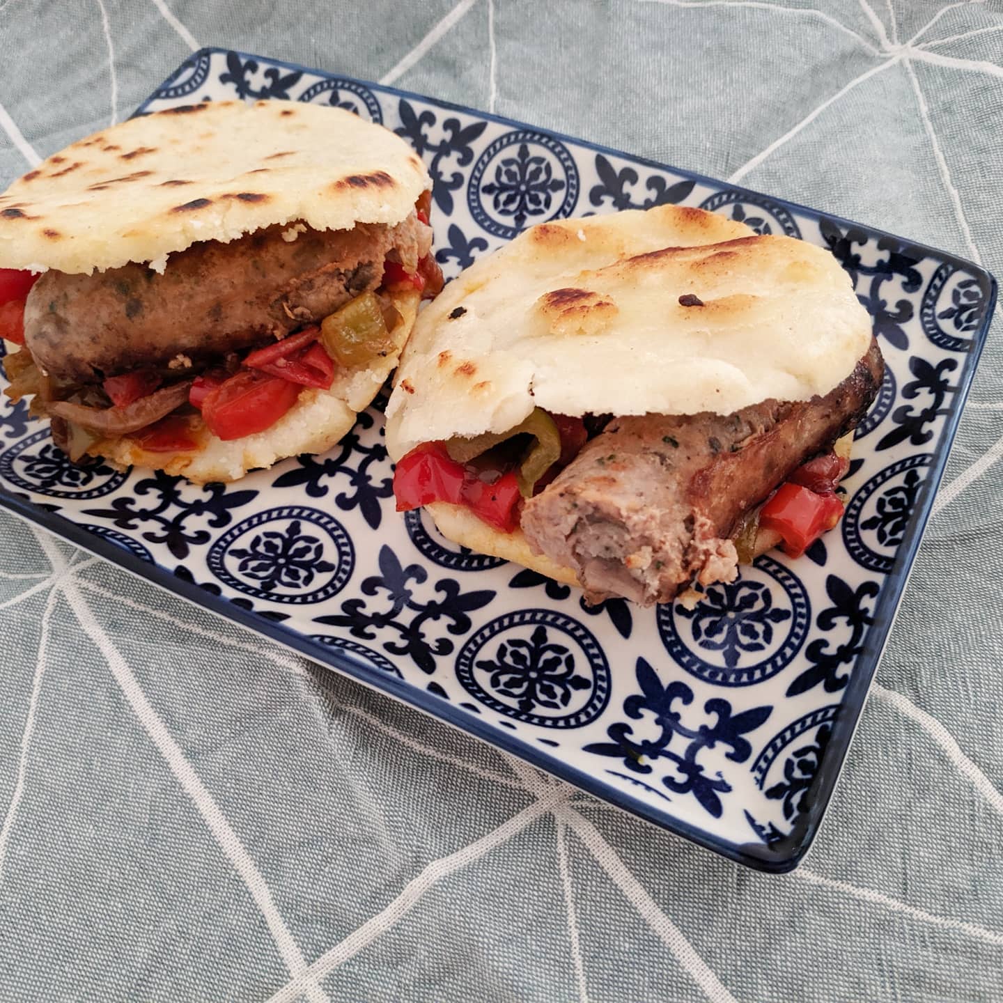 Arepas fusion rellenas de samfaina y botifarra de bolets