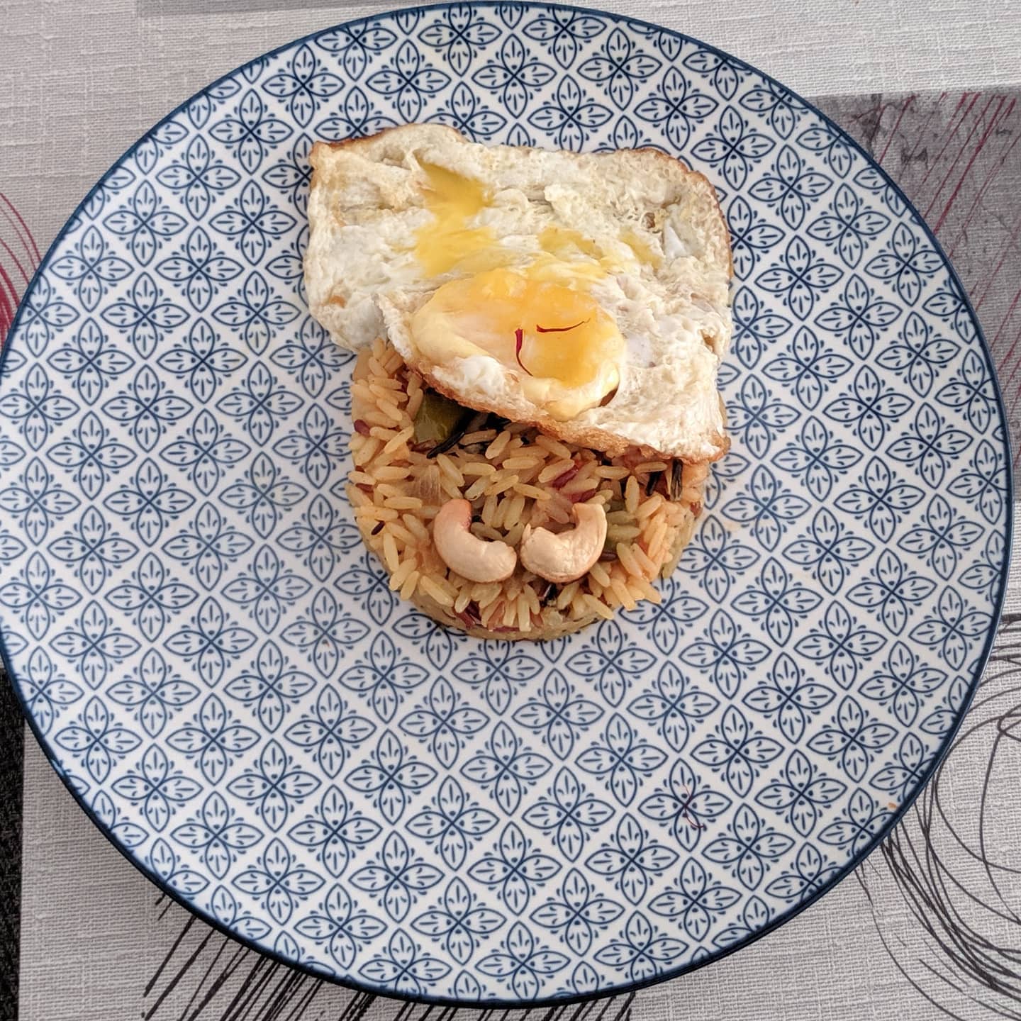 Arroz Dali indio con huevo colgante