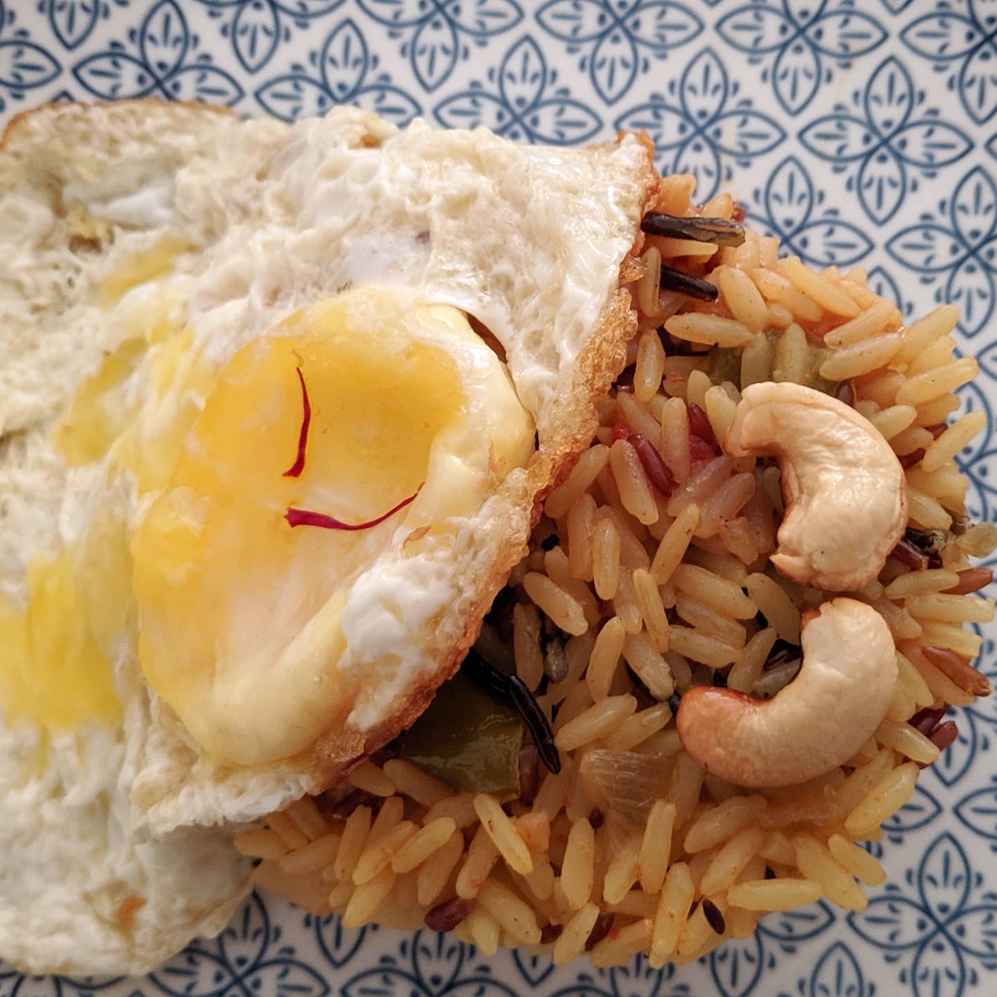 Arroz Dali indio con huevo colgante