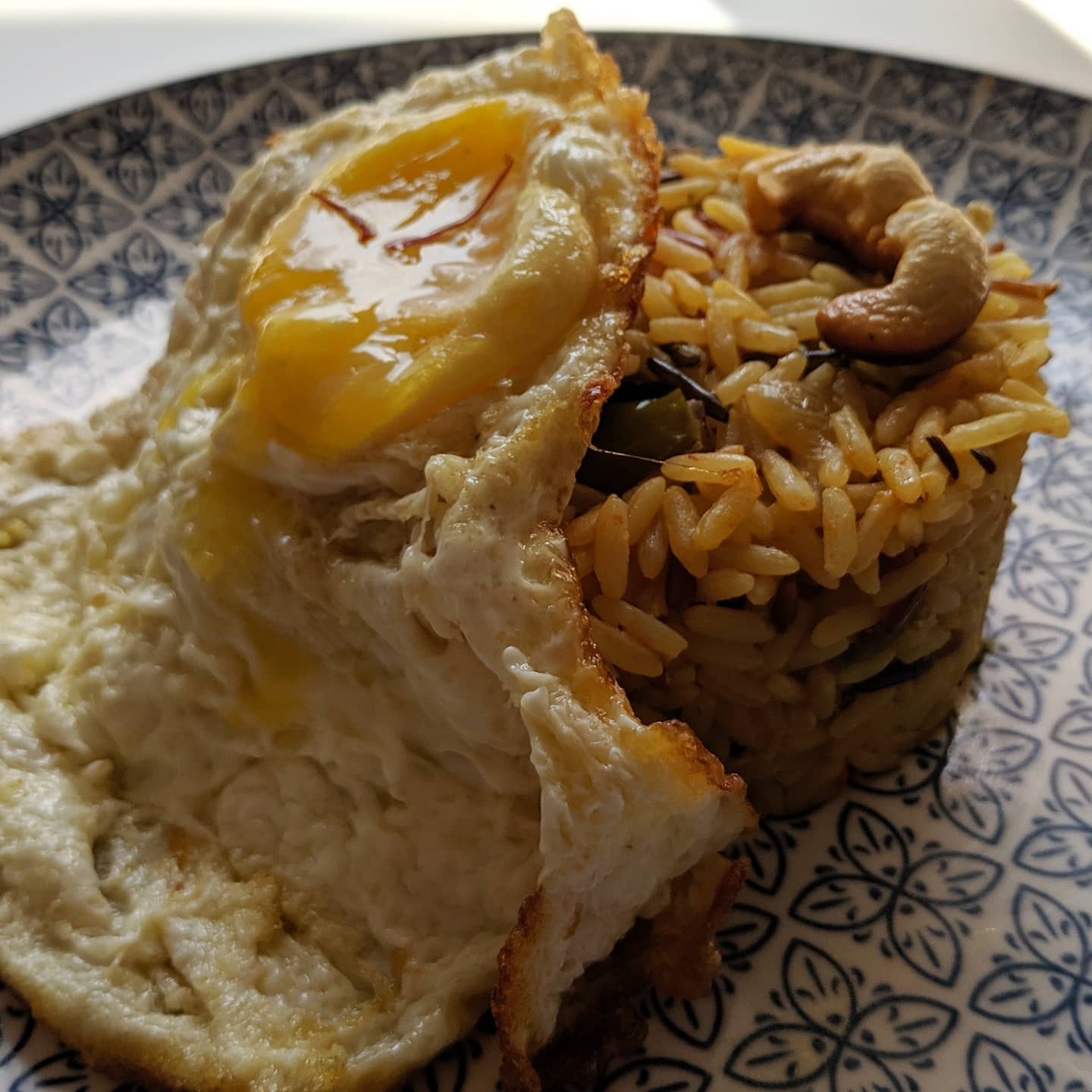 Arroz Dali indio con huevo colgante