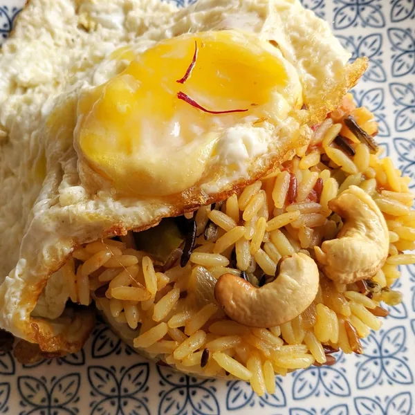 Arroz Dali indio con huevo colgante