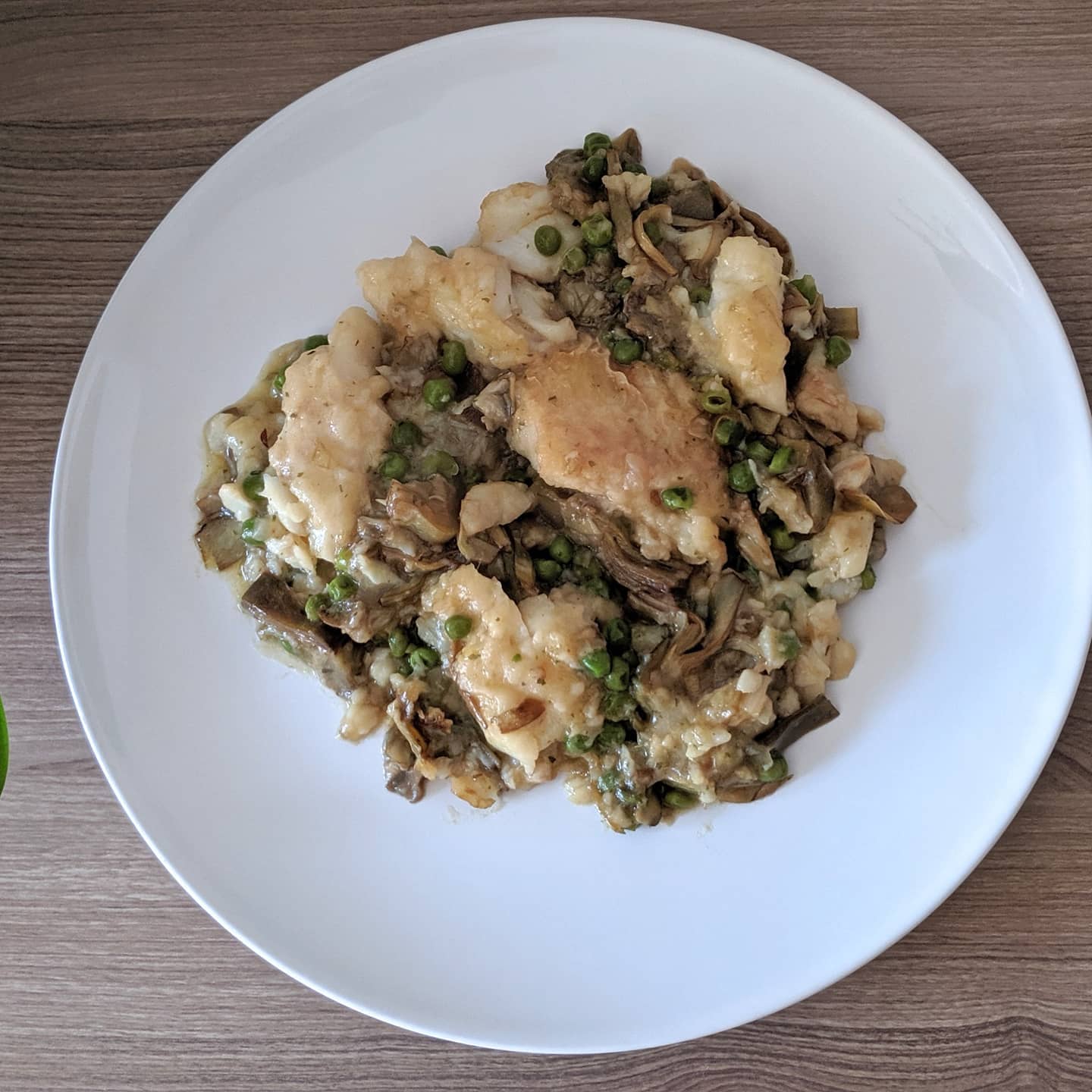 Bacalao con alcachofas y guisantes a la cazuela