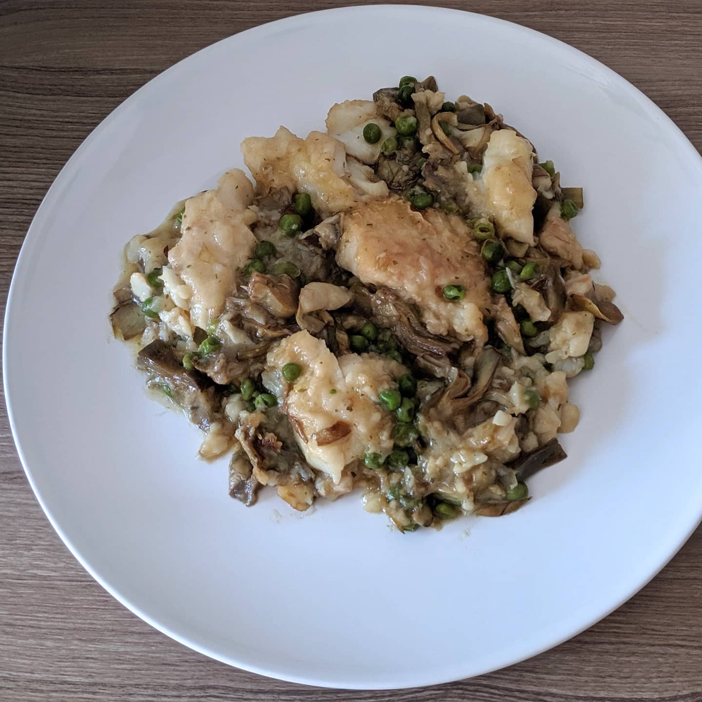 Bacalao con alcachofas y guisantes a la cazuela