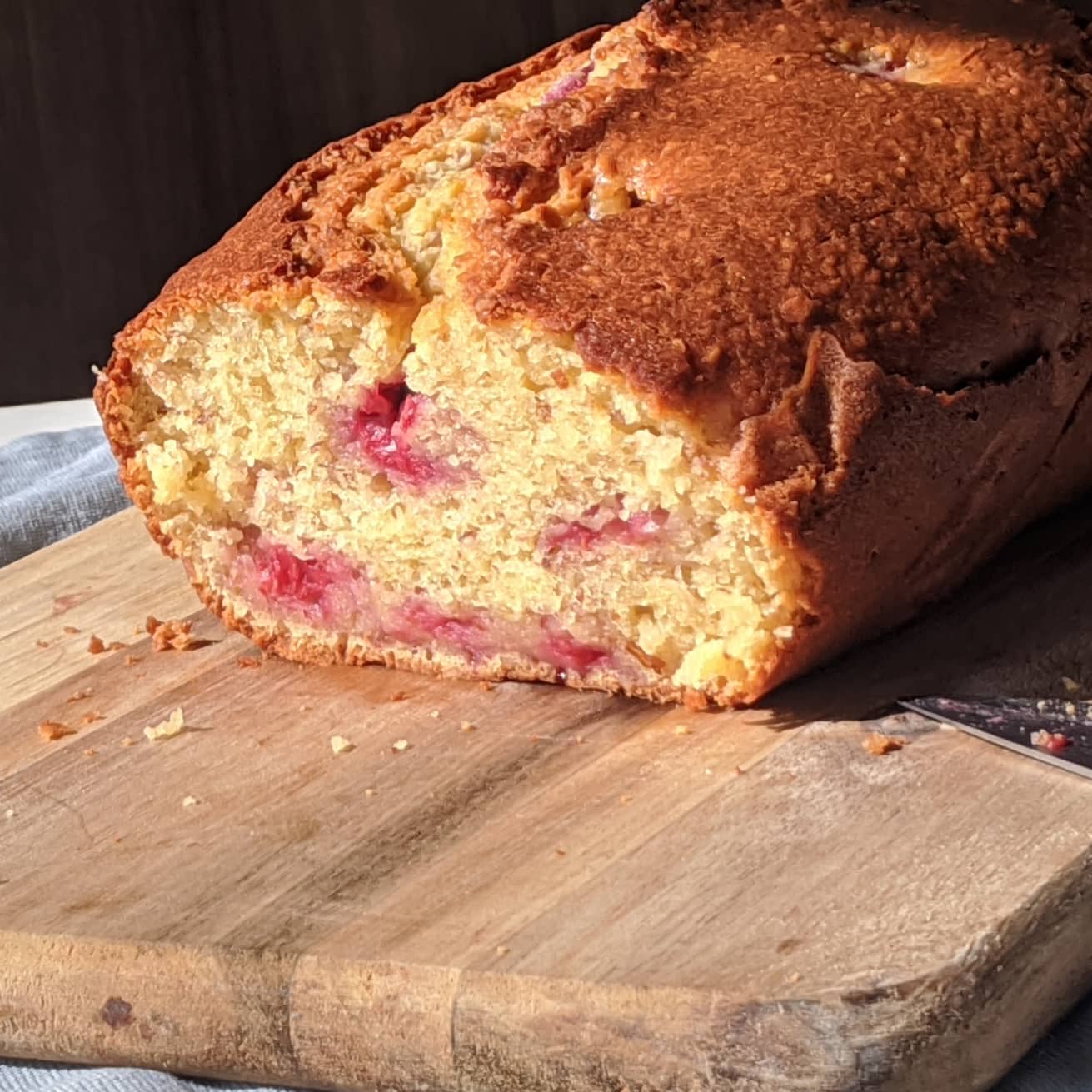 Bizcocho con ricotta, naranja, almendra y frambuesas