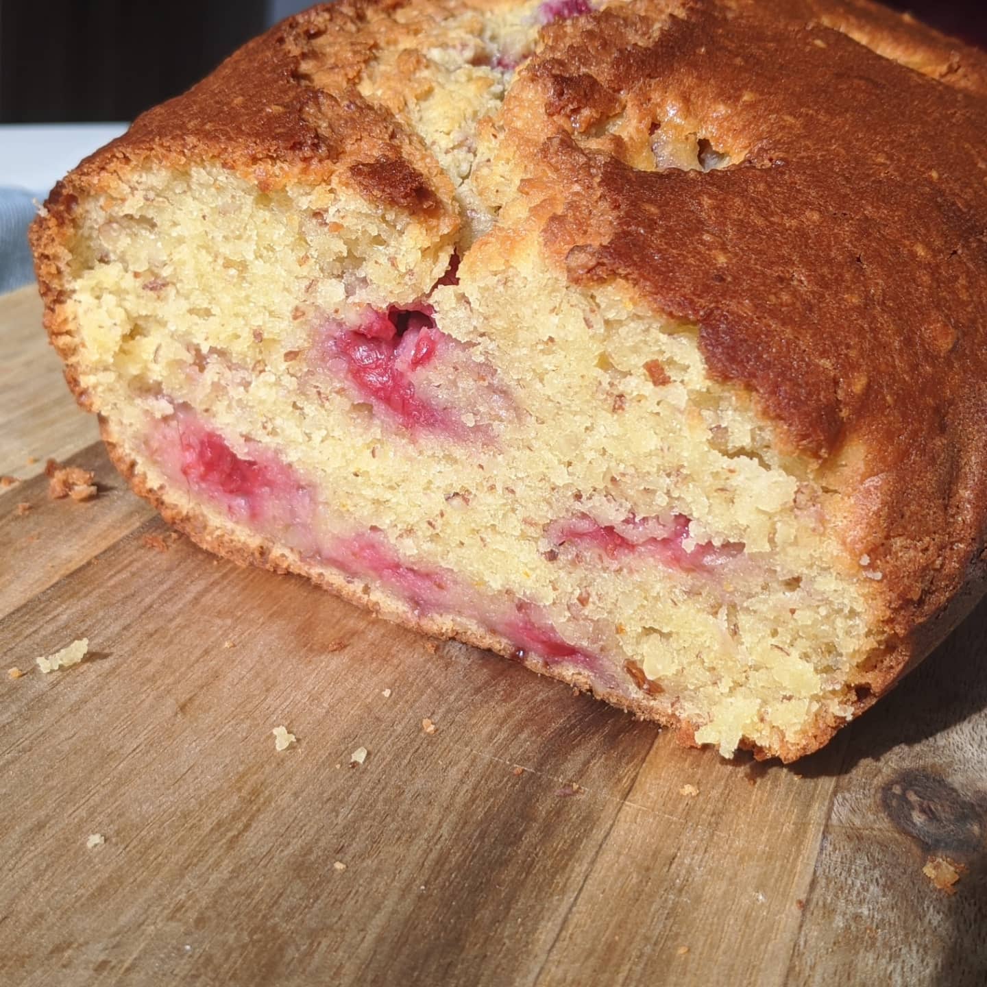 Bizcocho con ricotta, naranja, almendra y frambuesas