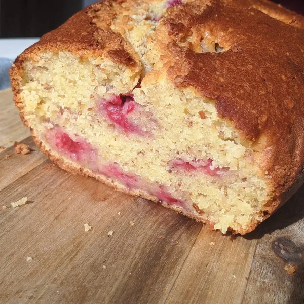 Bizcocho con ricotta, naranja, almendra y frambuesas