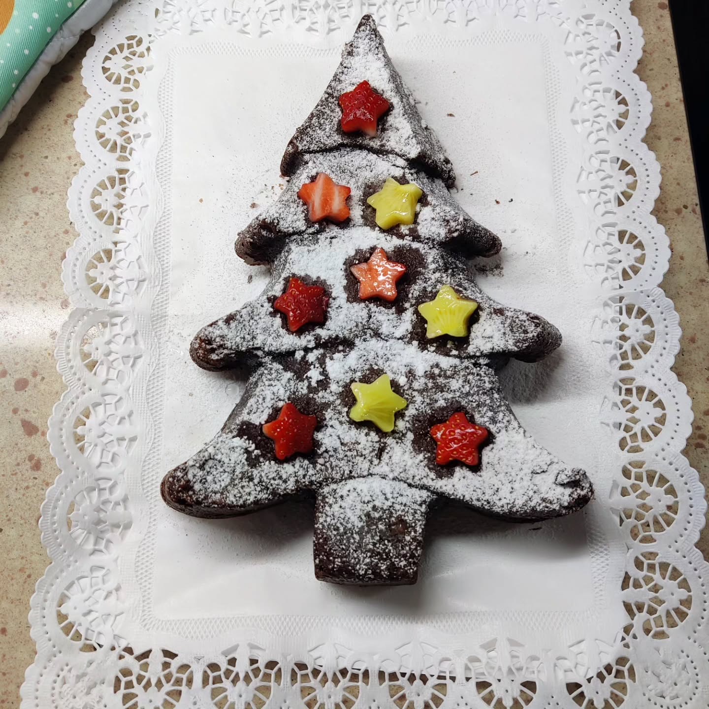 Brownie de navidad decorado con frutas