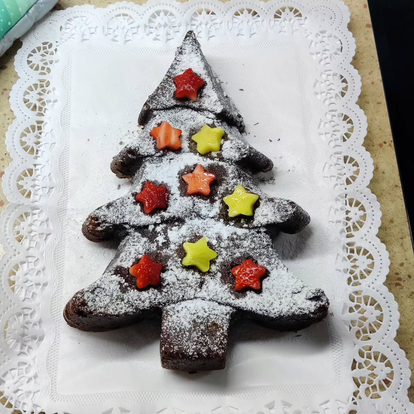 Brownie de navidad decorado con frutas