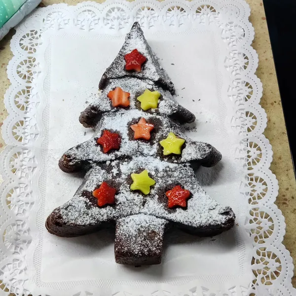 Brownie de navidad decorado con frutas