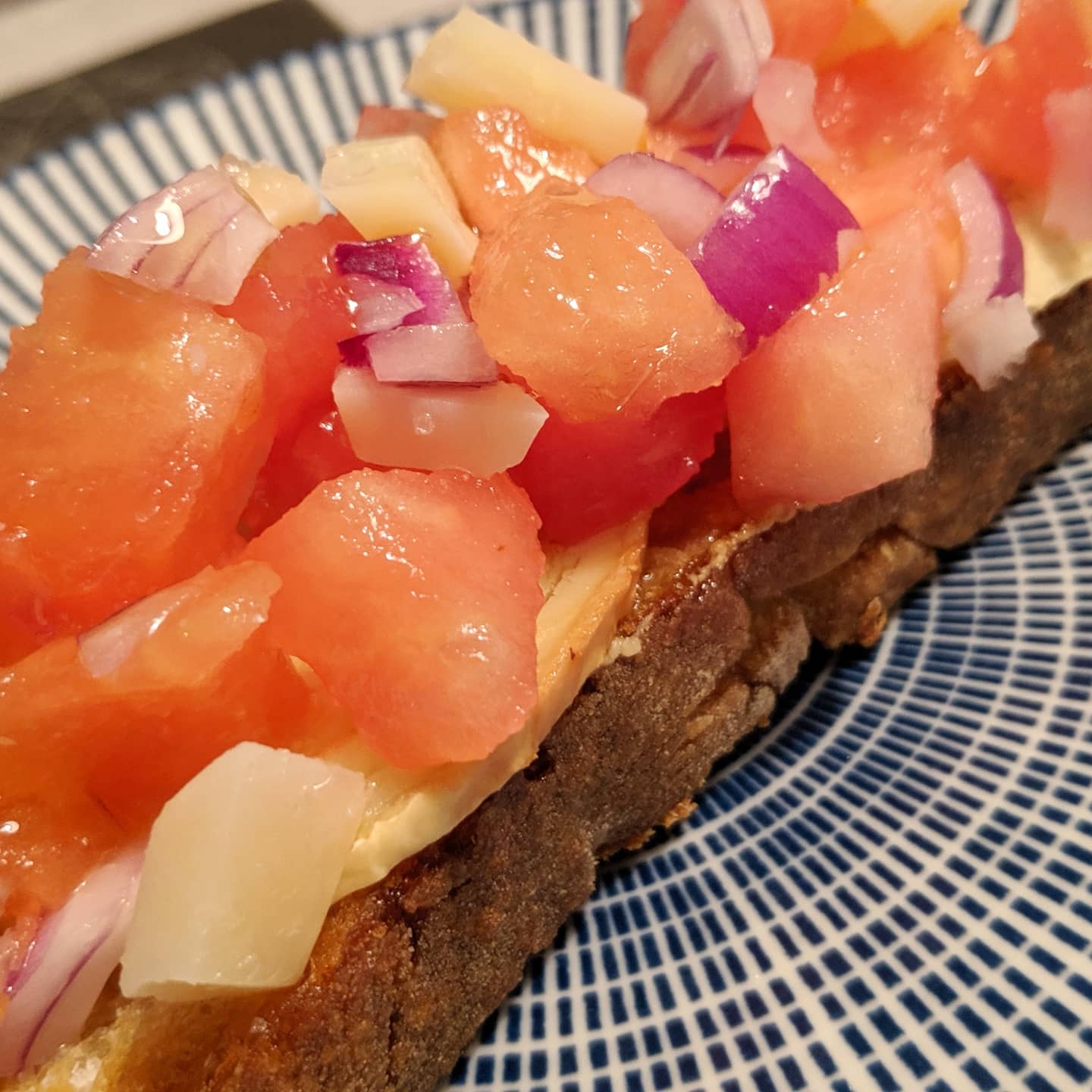 Bruschetta de tomate, cebolla de Figueres y queso manchego con base de rulo de cabra y pan Turris