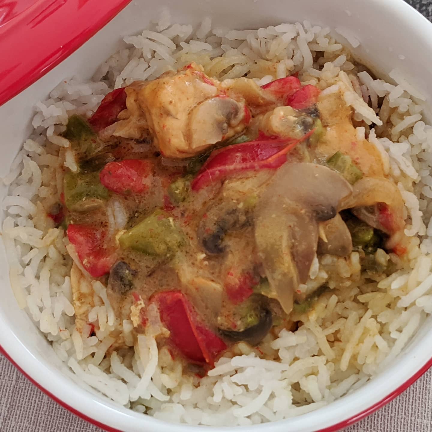 Cazuelita de arroz basmati con verduritas y pollo al curry y coco