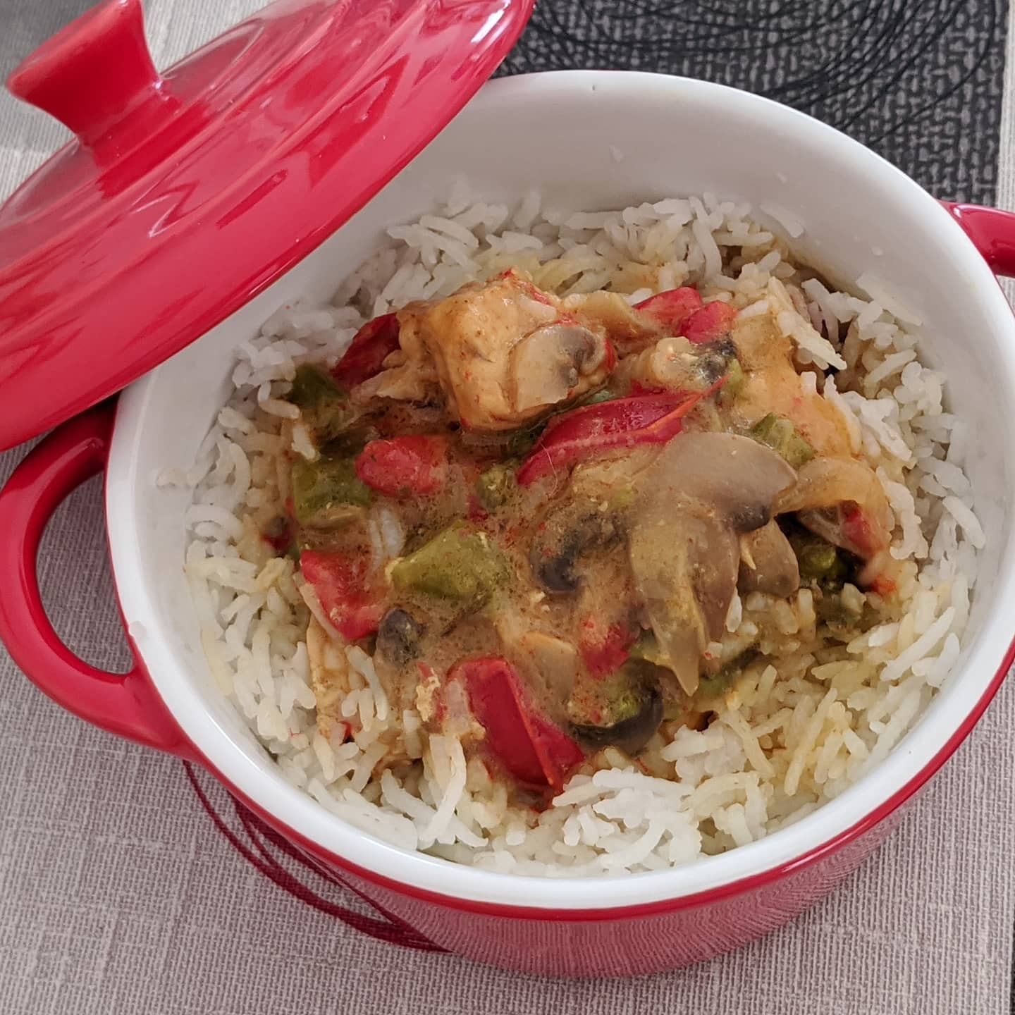 Cazuelita de arroz basmati con verduritas y pollo al curry y coco