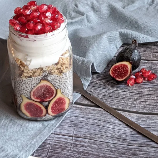 Chia pudding con higos, granada, yogur y granola