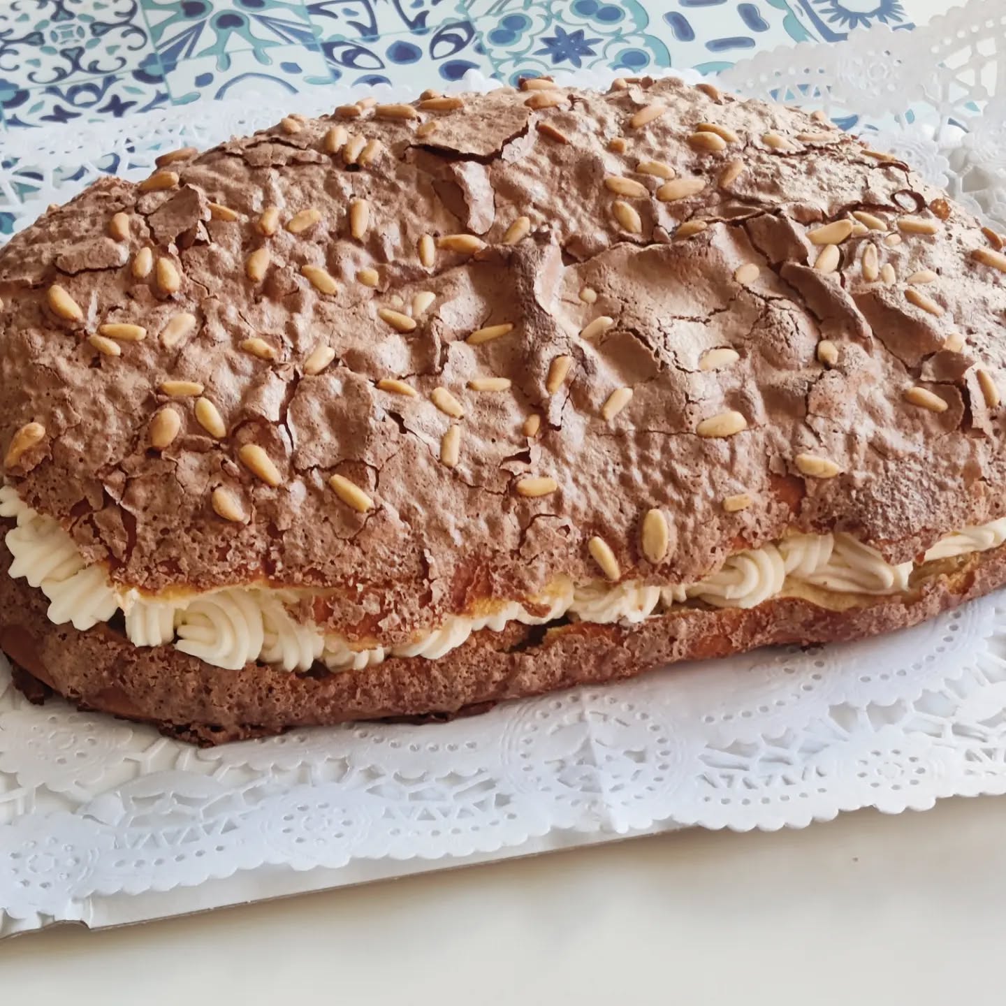Coca de San Juan rellena de crema mascarpone y con glaseado de café y cacao