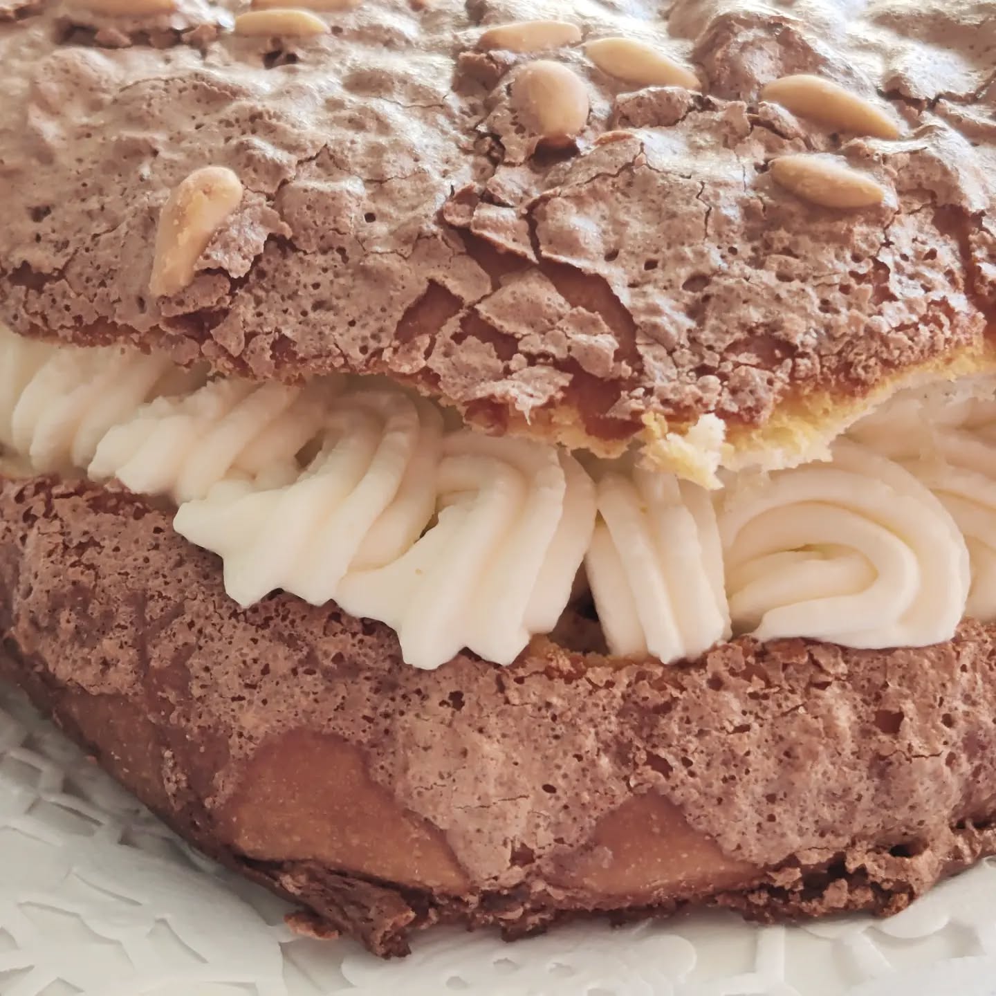 Coca de San Juan rellena de crema mascarpone y con glaseado de café y cacao