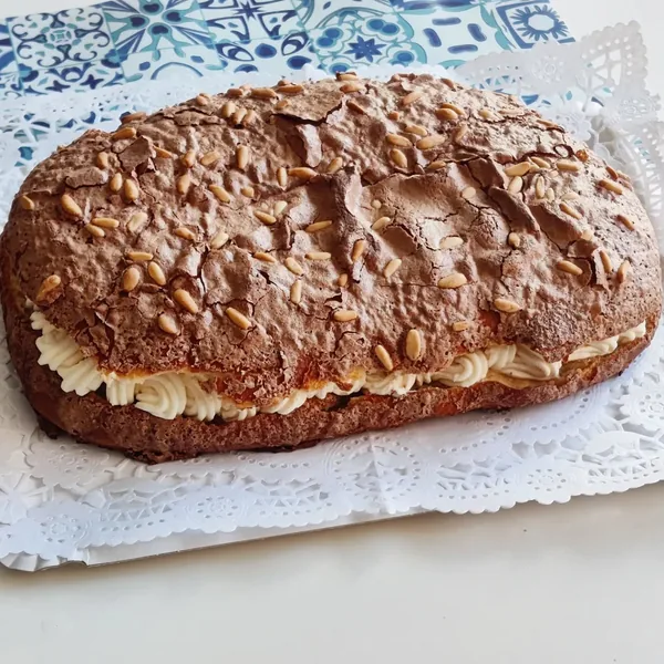 Coca de San Juan rellena de crema mascarpone y con glaseado de café y cacao