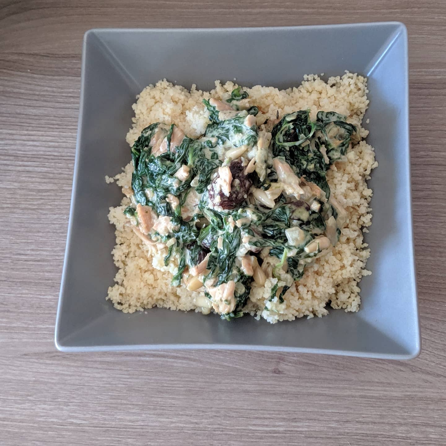 Cous-cous con espinaca, piñones, pollo y pasas a la crema