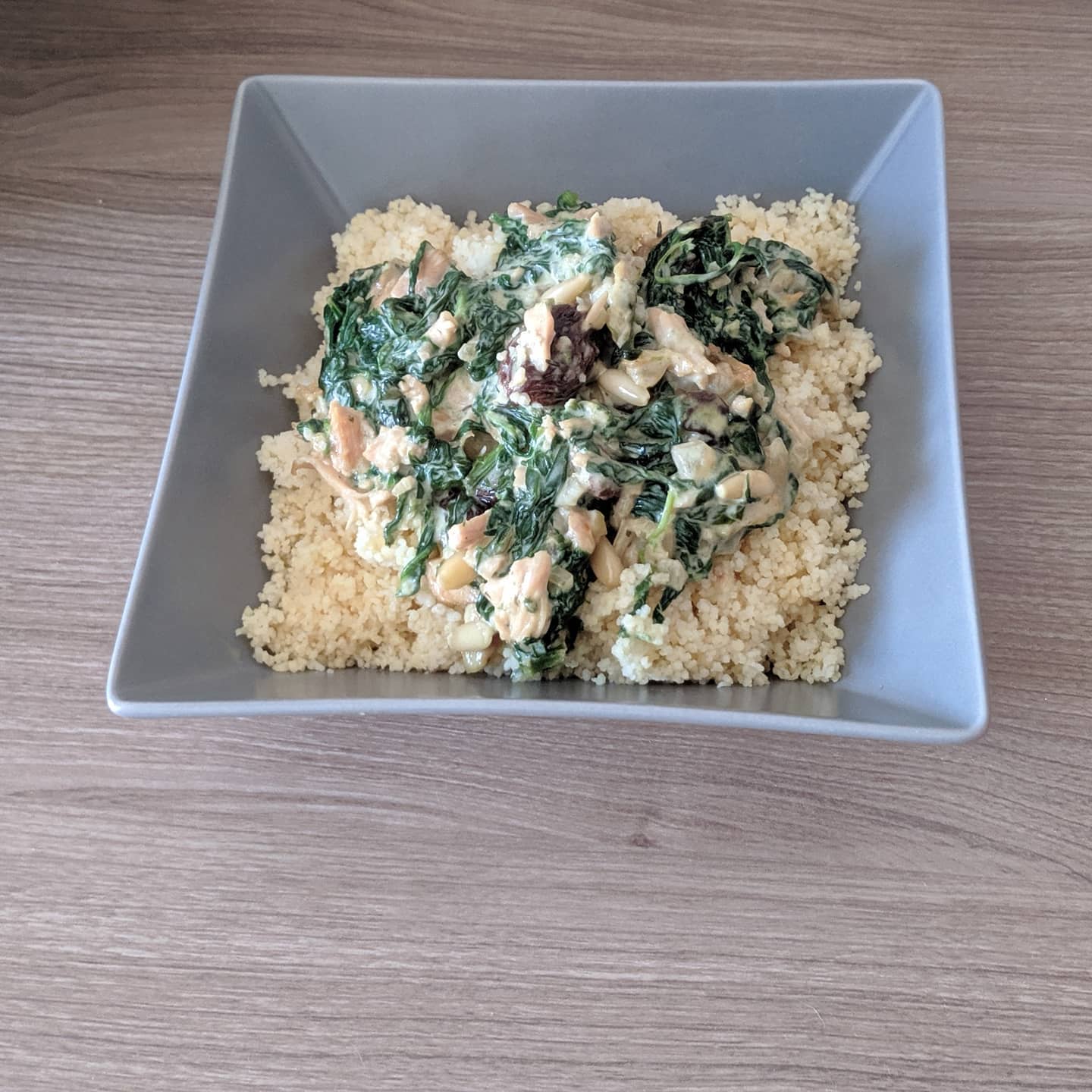 Cous-cous con espinaca, piñones, pollo y pasas a la crema