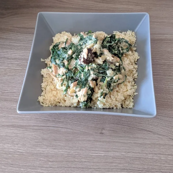 Cous-cous con espinaca, piñones, pollo y pasas a la crema