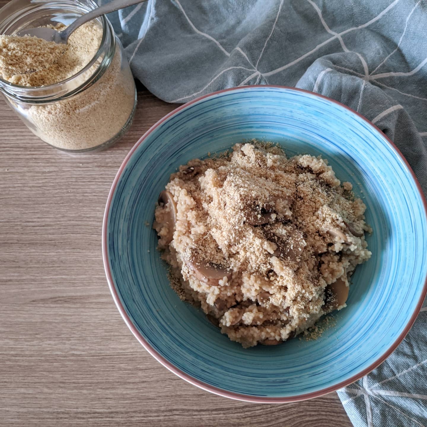Cous-cous estilo risotto con champiñones, portobello y parmesano vegano