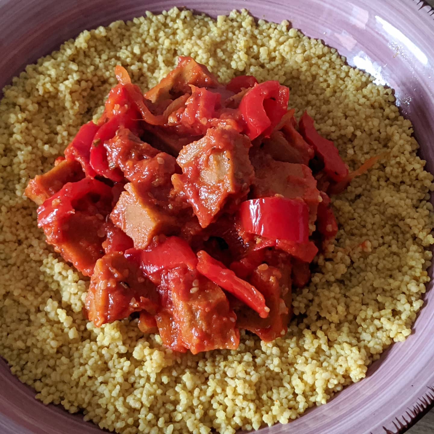Cous-cous integral con curry marroquí acompañado de seitán con pimientos, cebolla, semillas de sésamo y de cañamo y levadura nutricional
