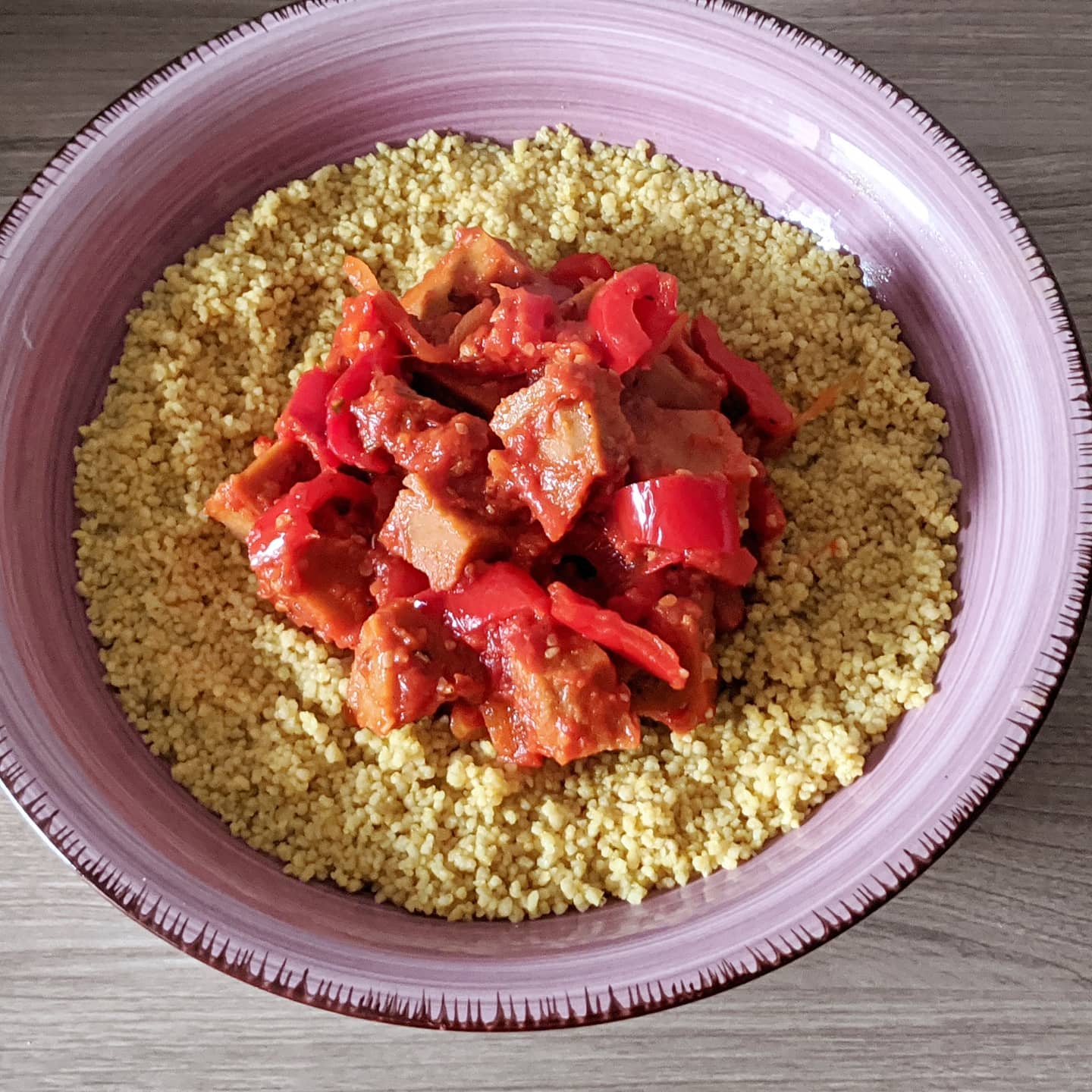 Cous-cous integral con curry marroquí acompañado de seitán con pimientos, cebolla, semillas de sésamo y de cañamo y levadura nutricional
