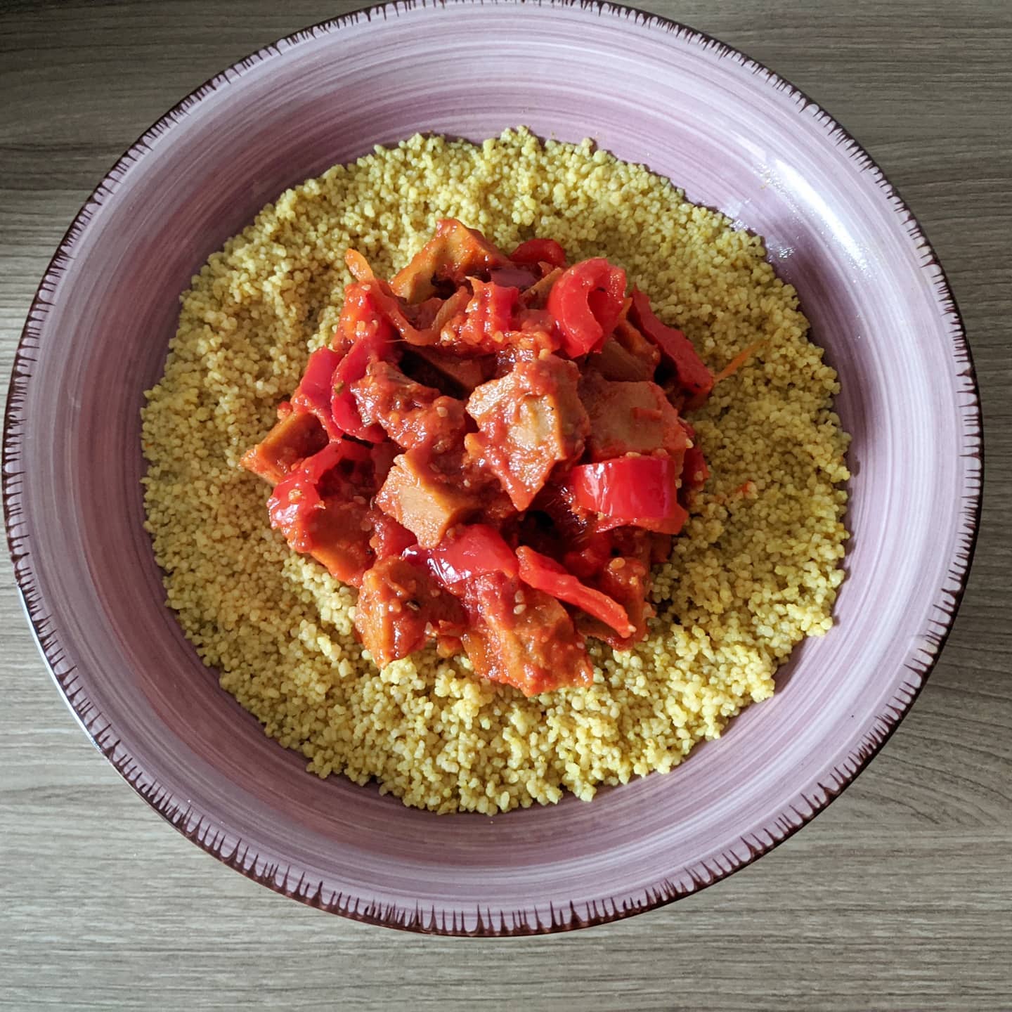 Cous-cous integral con curry marroquí acompañado de seitán con pimientos, cebolla, semillas de sésamo y de cañamo y levadura nutricional