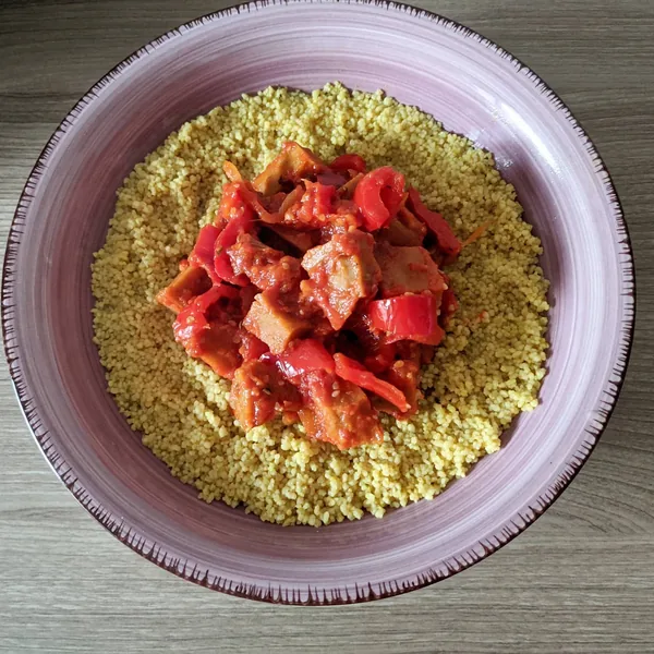 Cous-cous integral con curry marroquí acompañado de seitán con pimientos, cebolla, semillas de sésamo y de cañamo y levadura nutricional