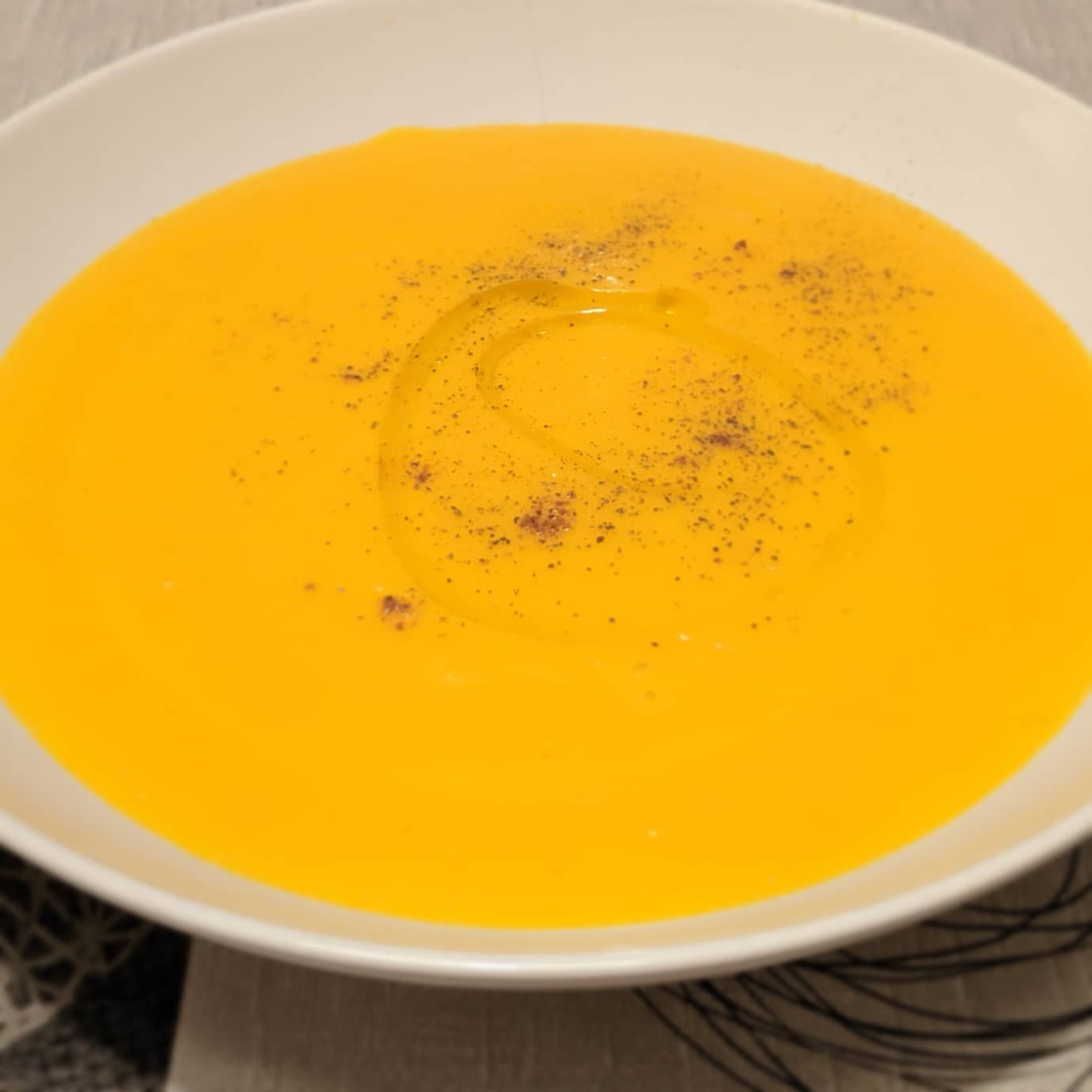 Crema de calabaza con manzana y camembert especiada