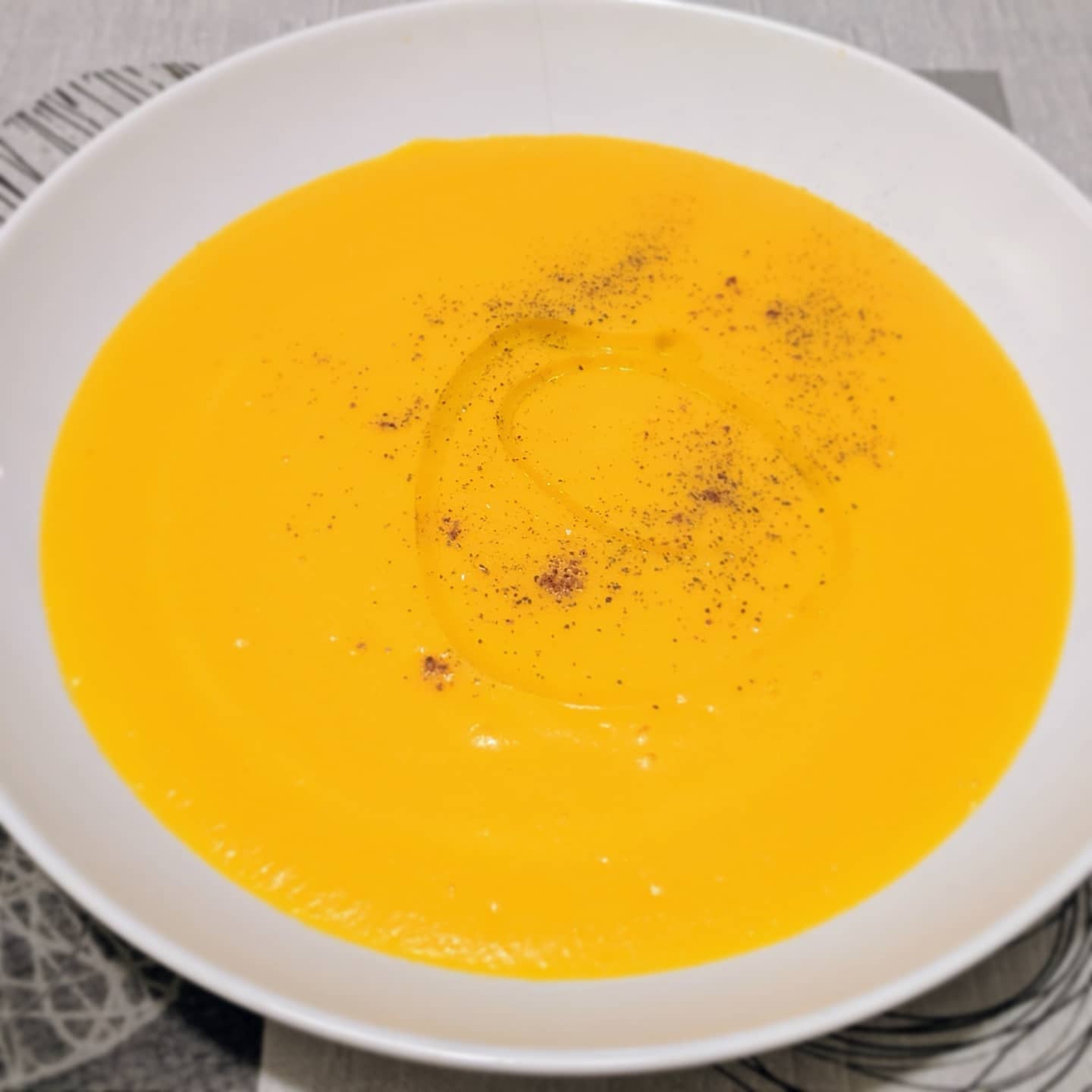 Crema de calabaza con manzana y camembert especiada