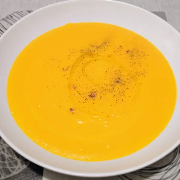 Crema de calabaza con manzana y camembert especiada