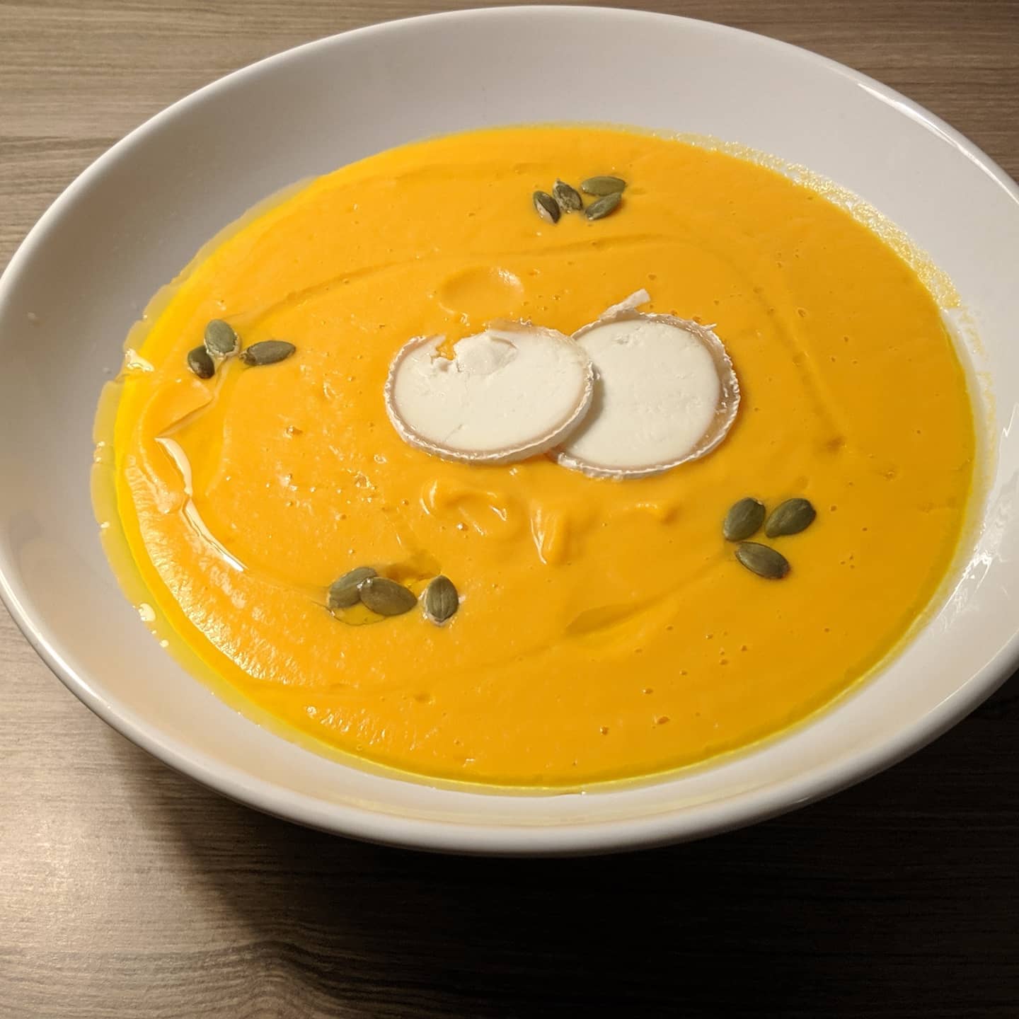 Crema de calabaza con queso de cabra