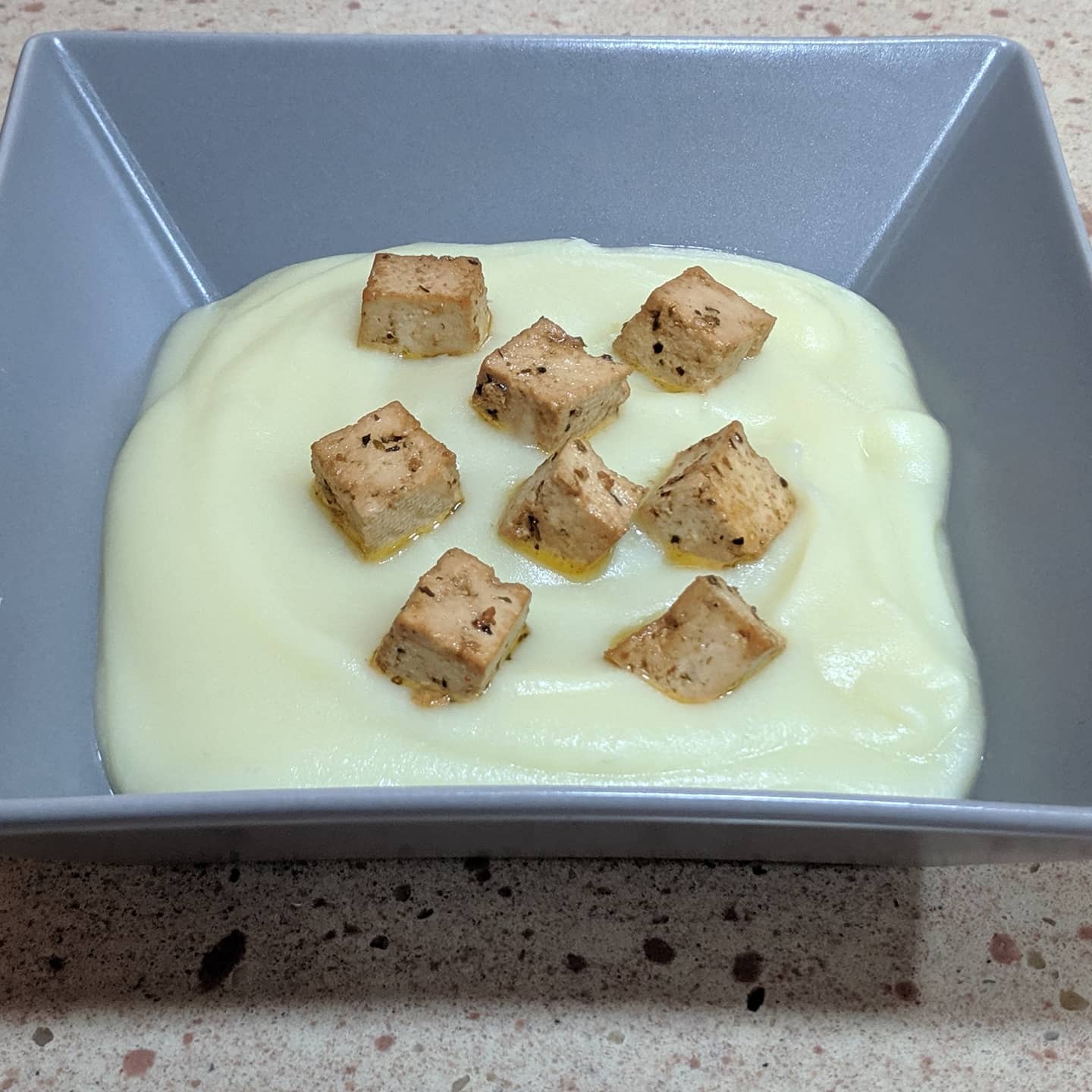 Crema de coliflor con tofu marinado.