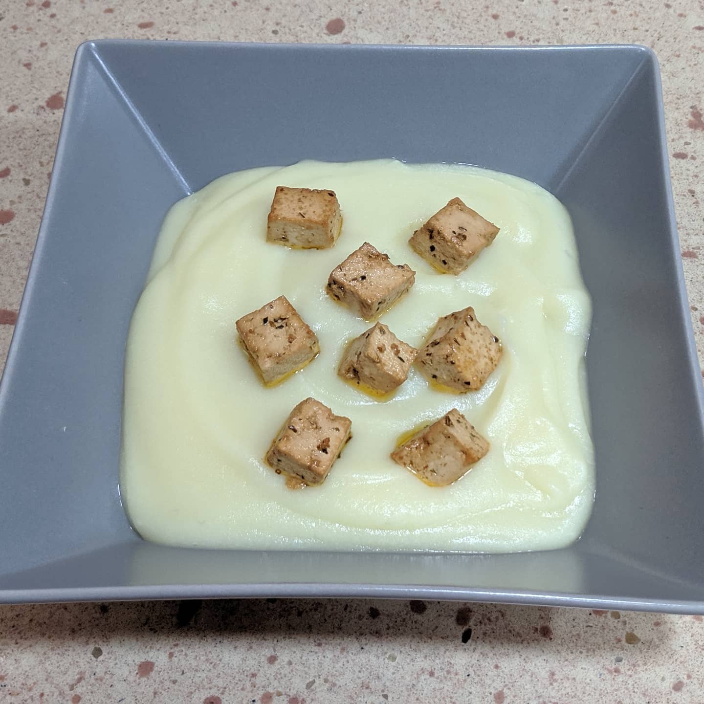 Crema de coliflor con tofu marinado.
