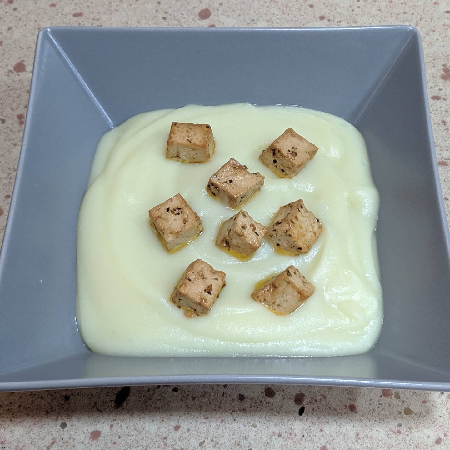 Crema de coliflor con tofu marinado.