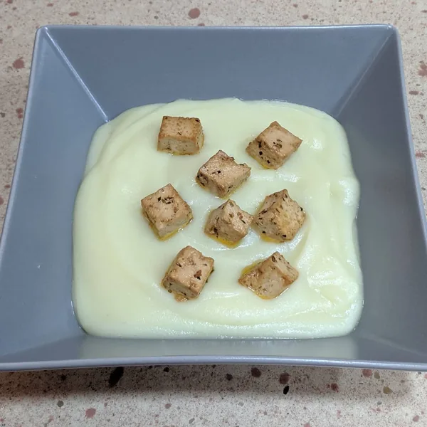 Crema de coliflor con tofu marinado.