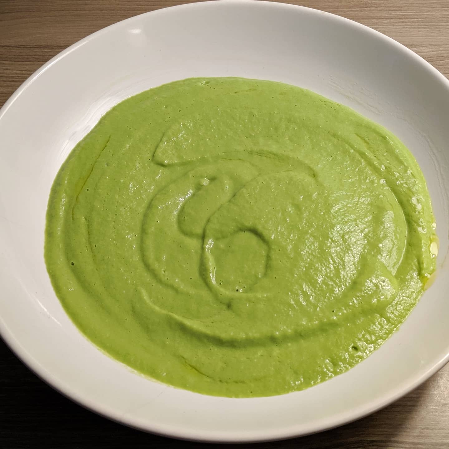 Crema de espárragos trigueros y guisantes