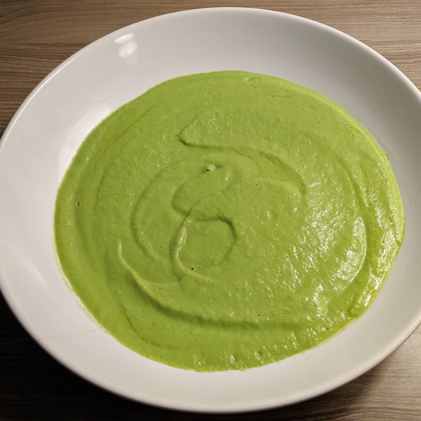 Crema de espárragos trigueros y guisantes