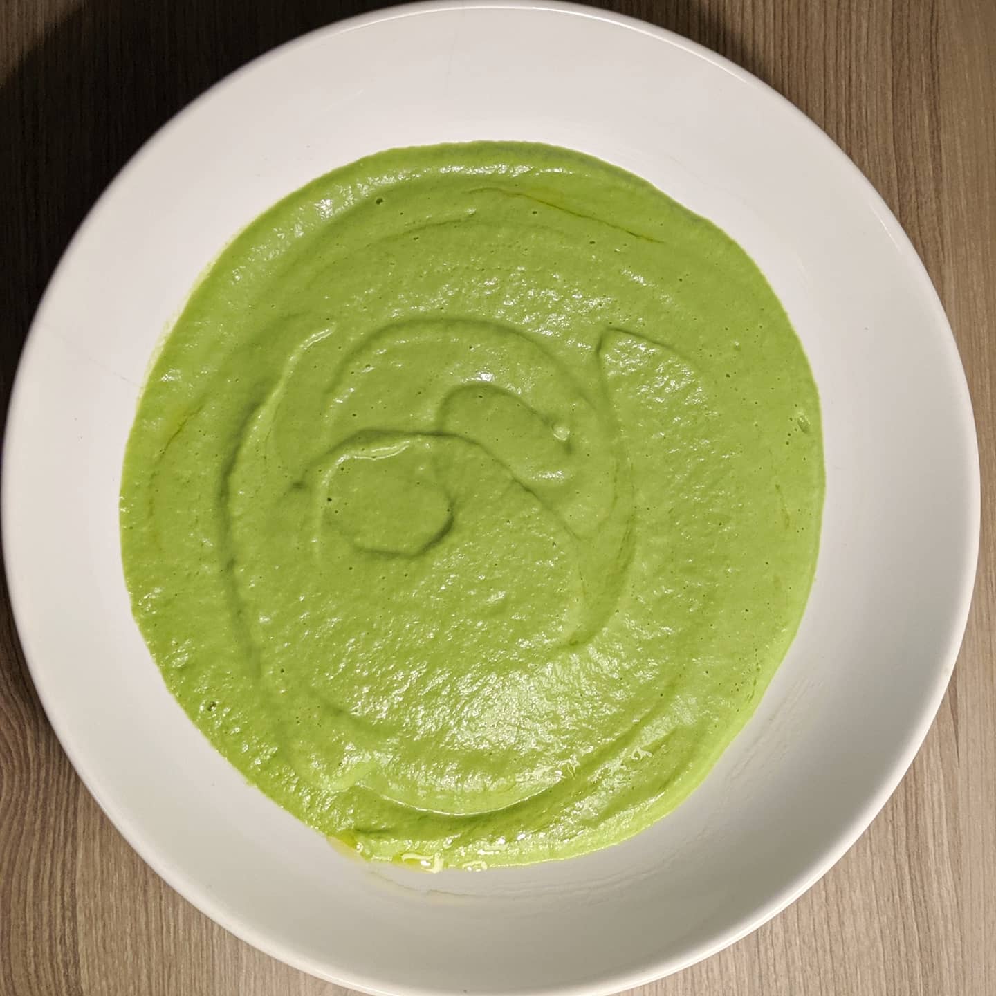 Crema de espárragos trigueros y guisantes