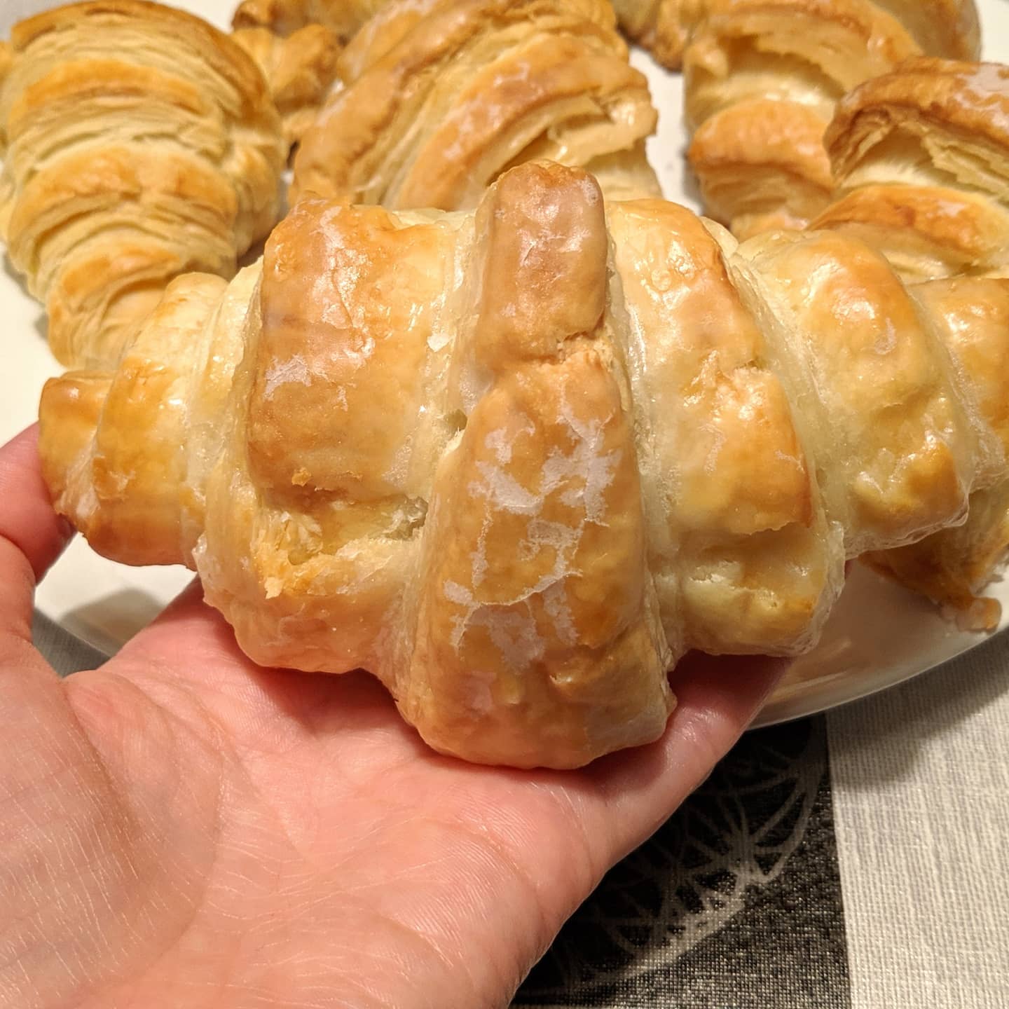 Croissants con masa de hojaldre comprada glaseados