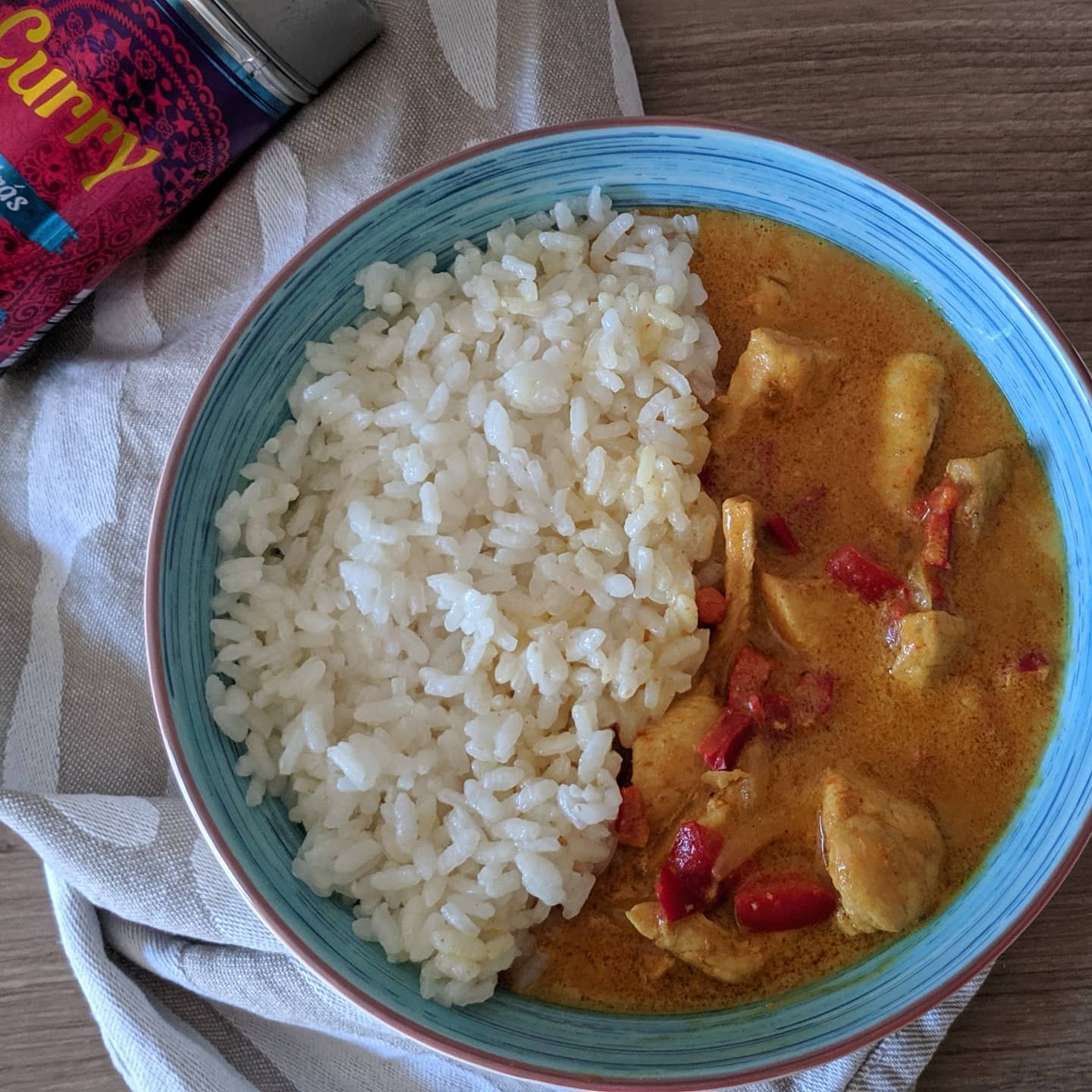 Curry de pollo con coco y arroz