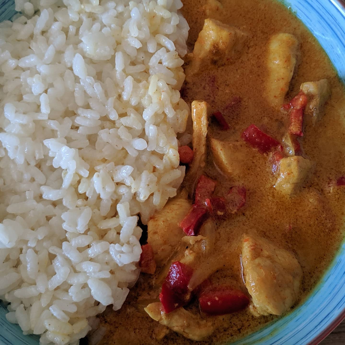 Curry de pollo con coco y arroz