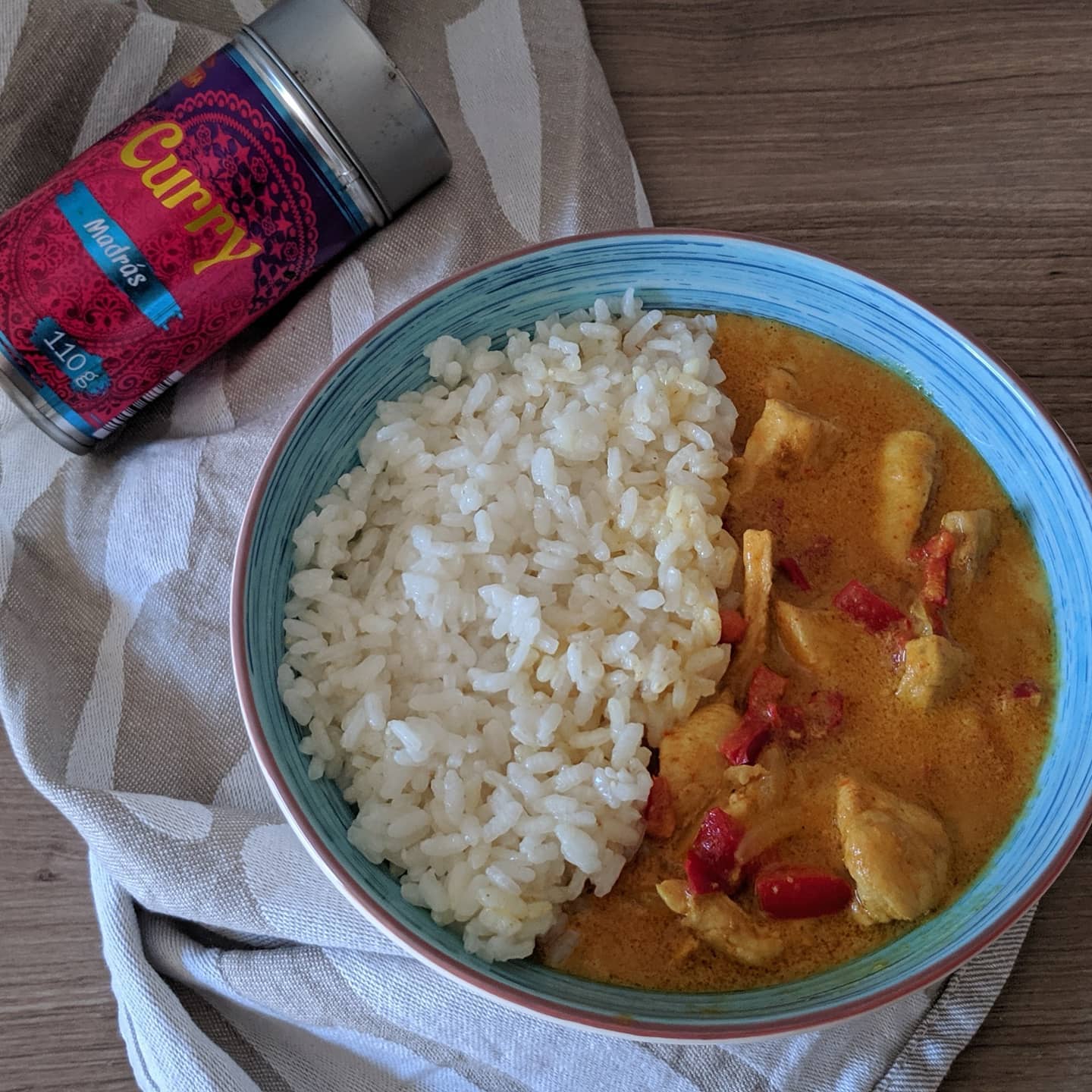 Curry de pollo con coco y arroz