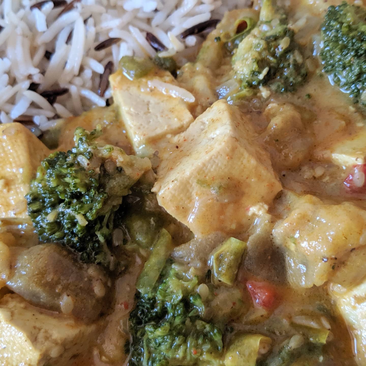 Curry de tofu con berenjena, brócoli y coco acompañado de mezcla de arroz salvaje y basmati