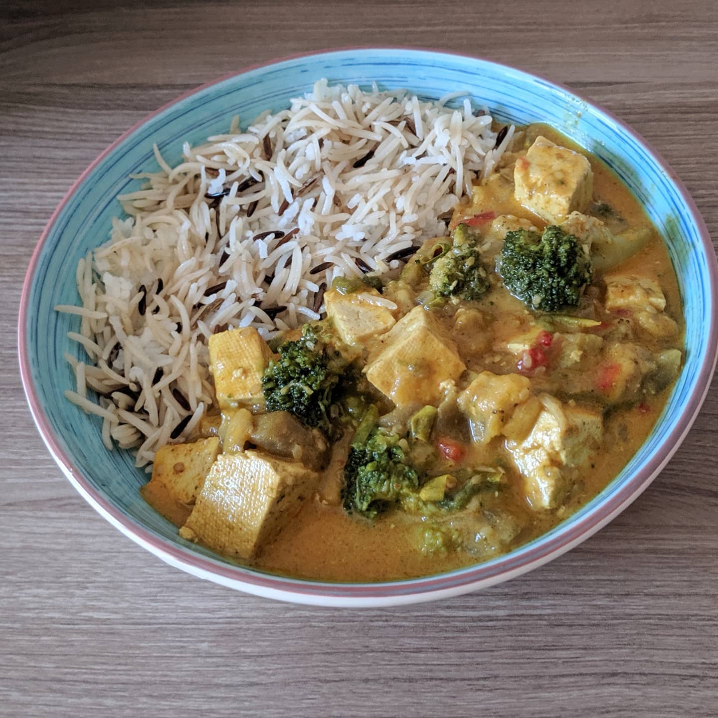 Curry de tofu con berenjena, brócoli y coco acompañado de mezcla de arroz salvaje y basmati