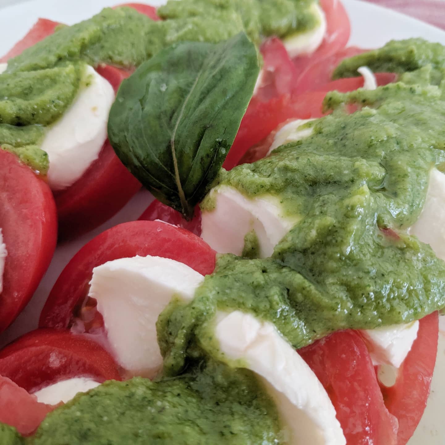 Ensalada caprese con pesto